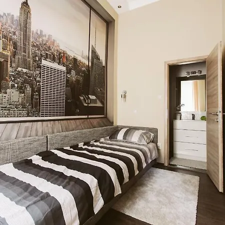 A_or_ B_luxflat_2br_2ba_vaci Street Budapest